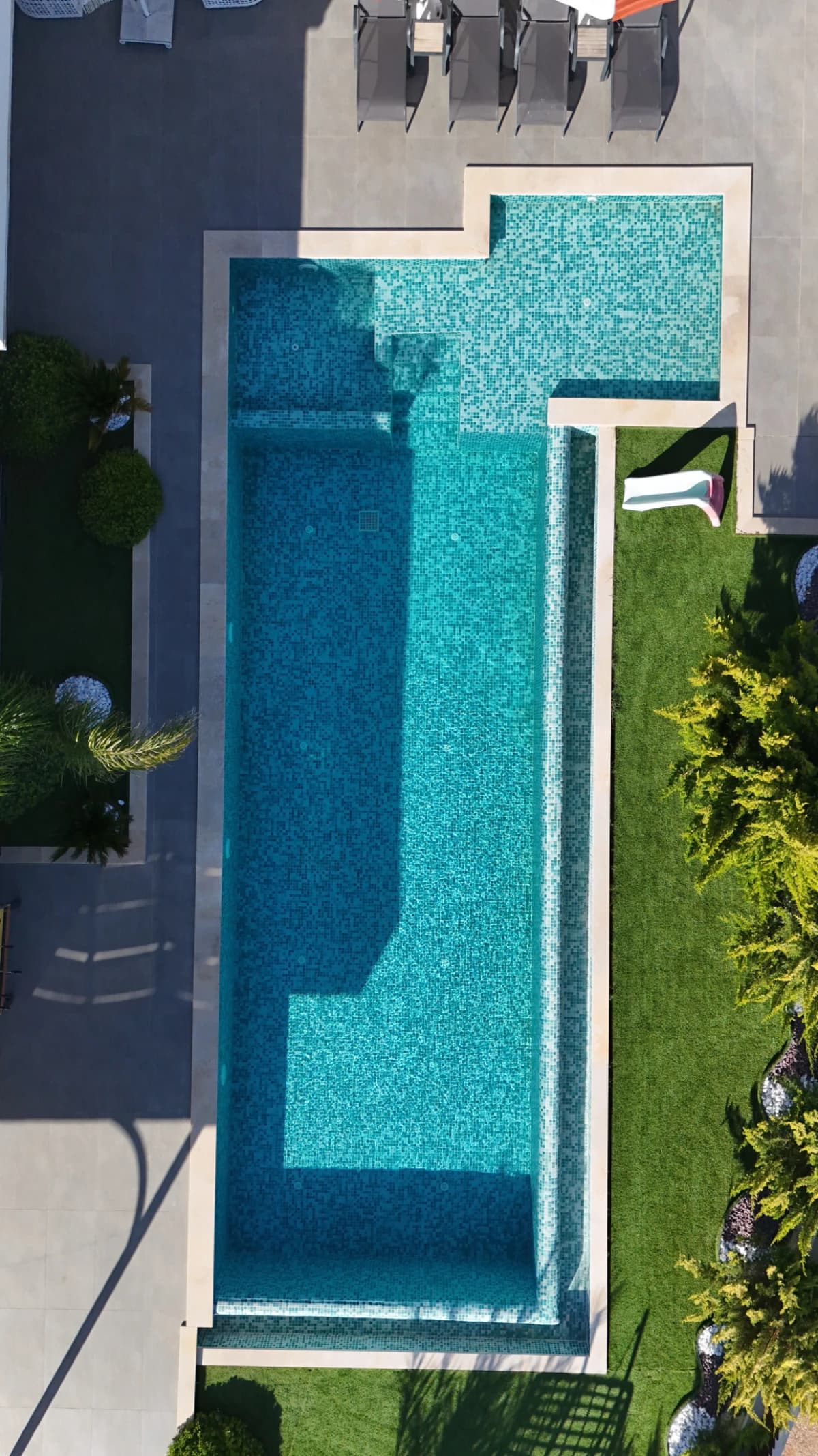 Kuşbakışı özel villa havuzu