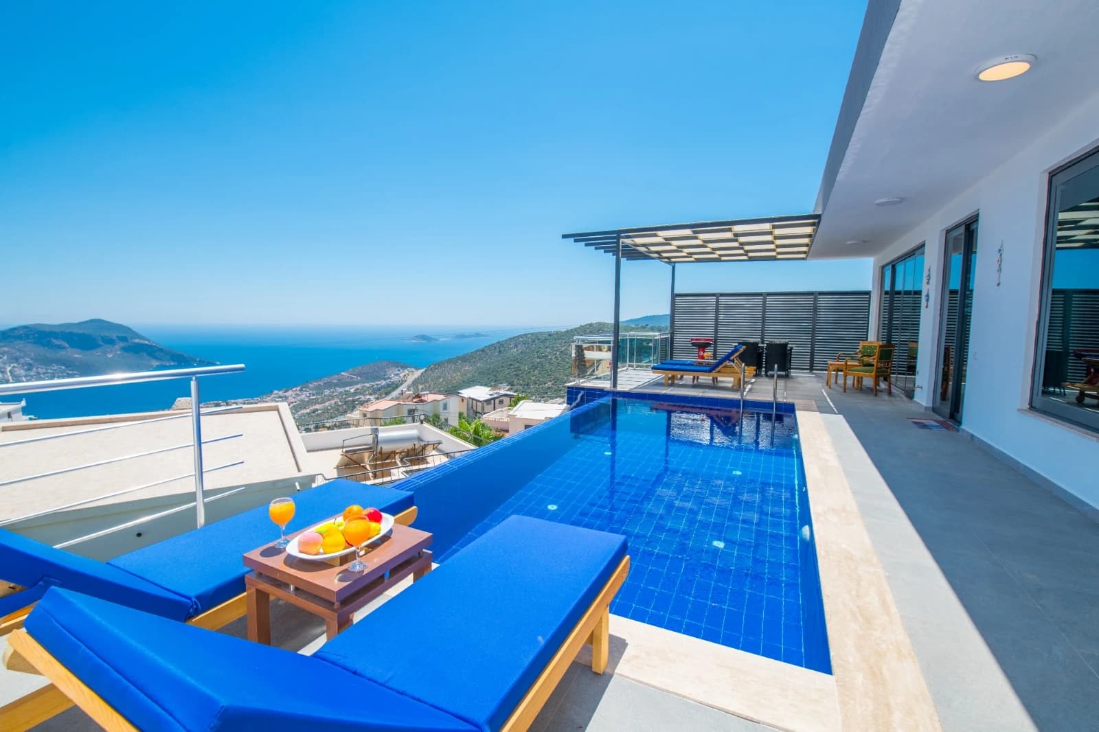 Deniz manzaralı sonsuzluk havuzlu villa