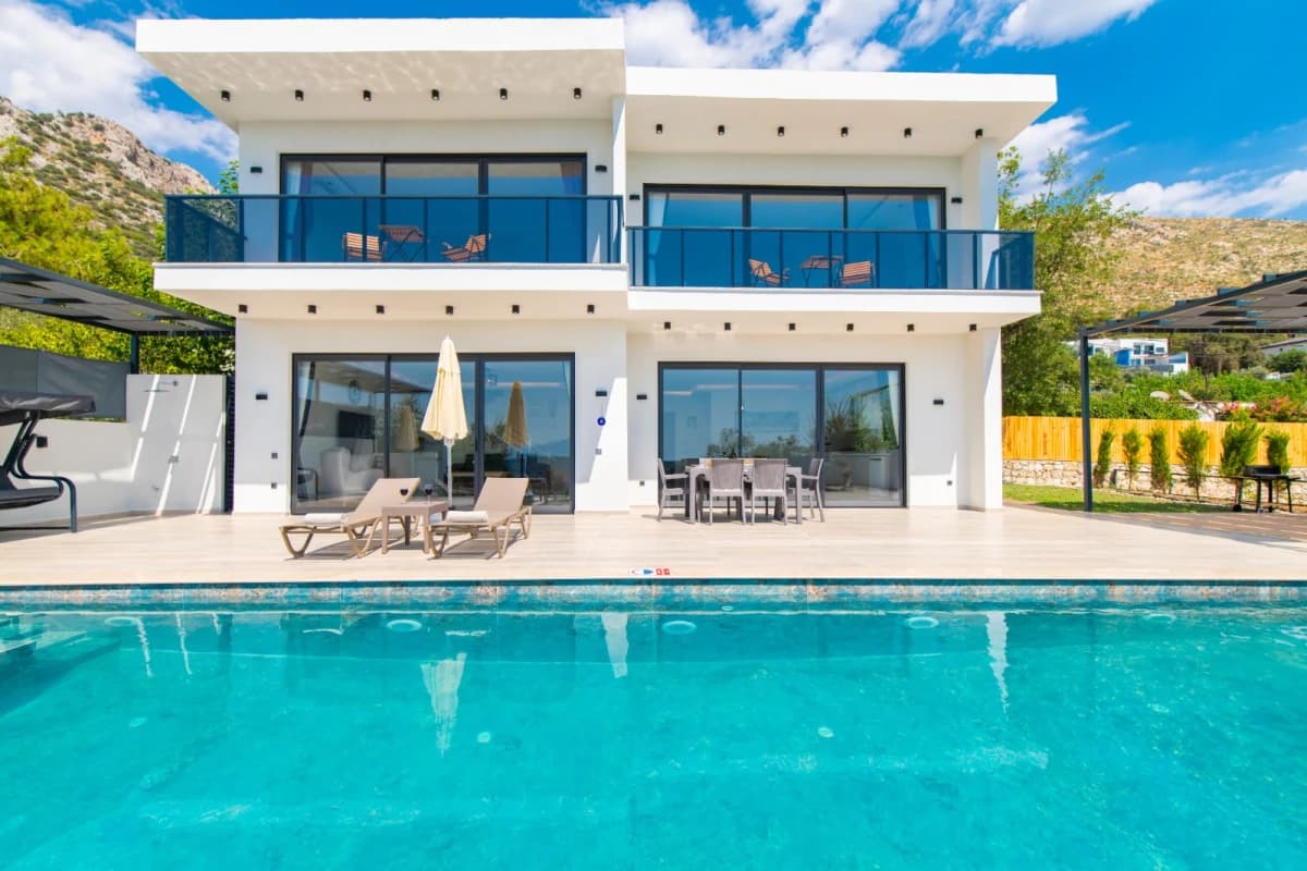 Beyaz modern cepheli, geniş havuzlu villa